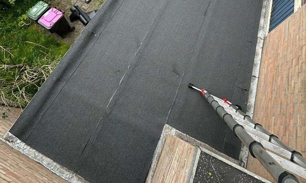 Plat dak geplaatst door dakdekker in Hendrik Ido Ambacht