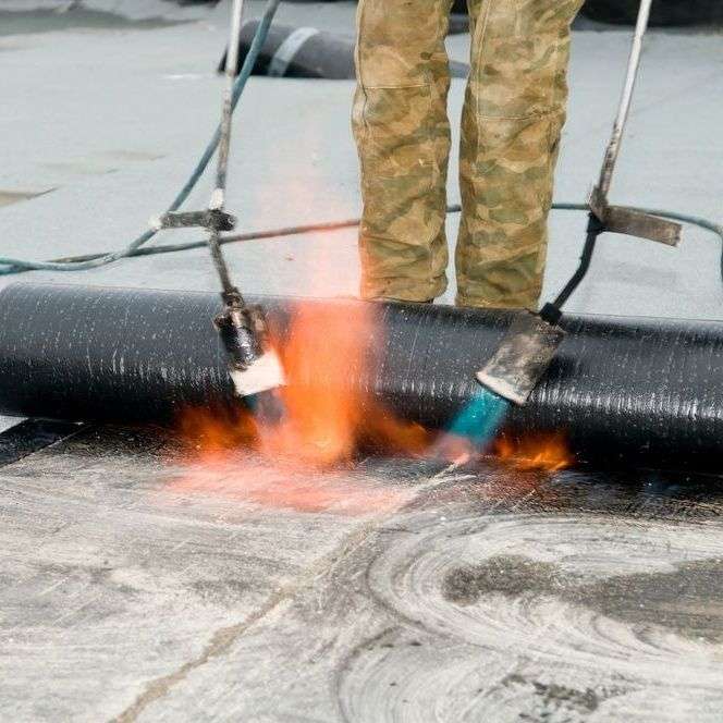 Plat dak branden door dakdekker in Hendrik Ido Ambacht