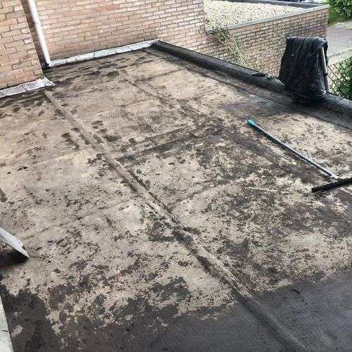 Schoonmaken van een plat dak in Hendrik Ido Ambacht
